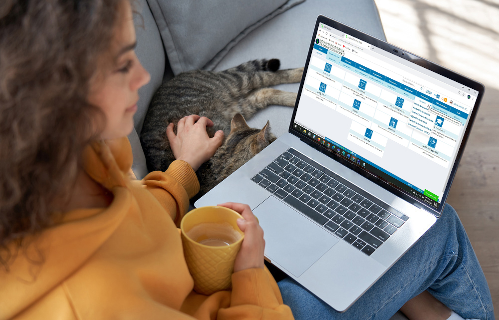 Profesora usando SINAI en su computador